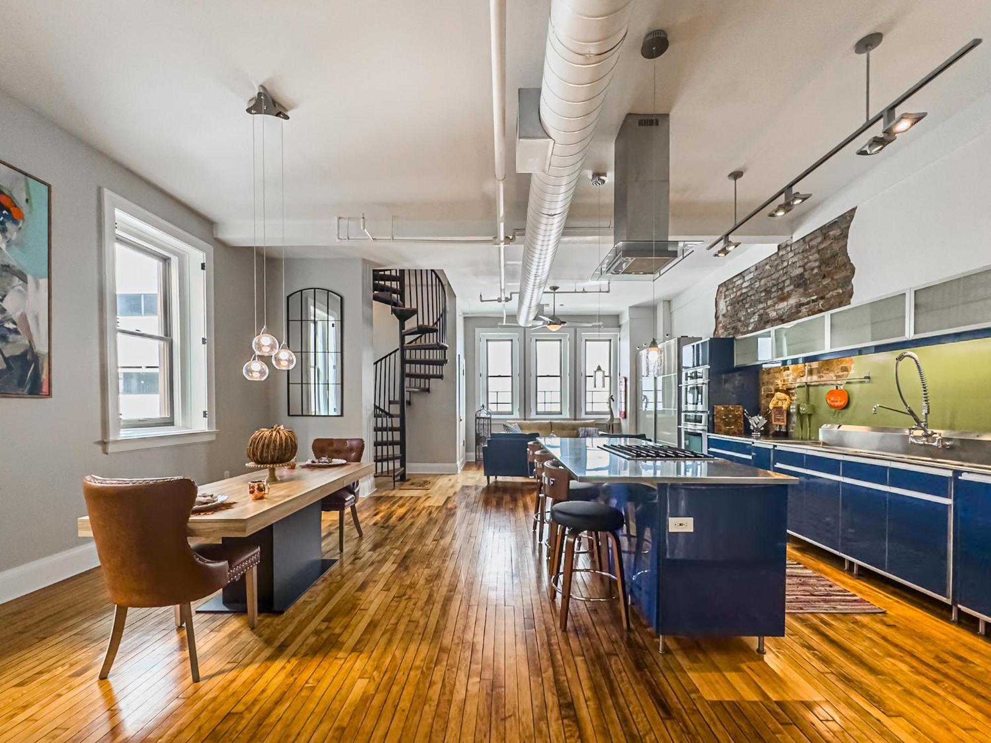 Apartment The Historic Lyric Penthouse With Private Rooftop